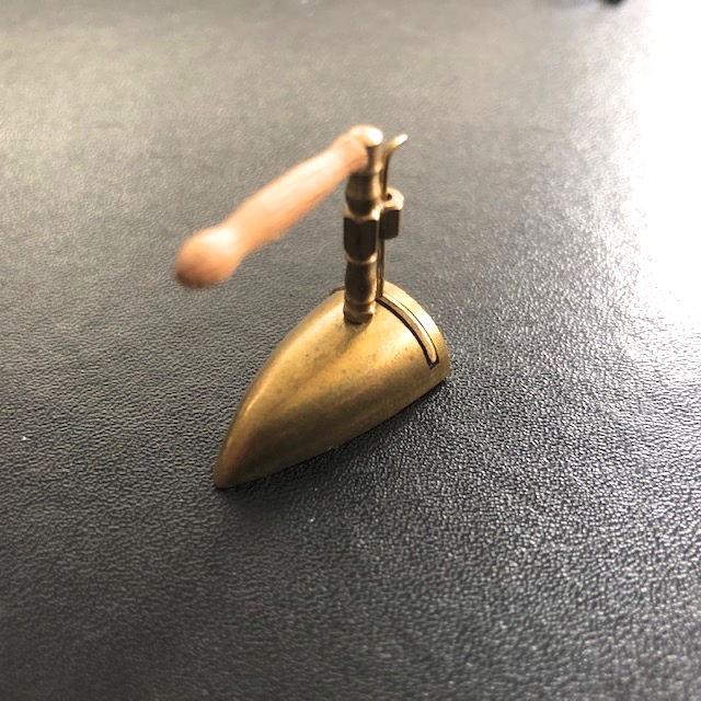  Artikelbild 1 des Artikels “Kohle Bügeleisen  Metal handgefertigt 1:6 “