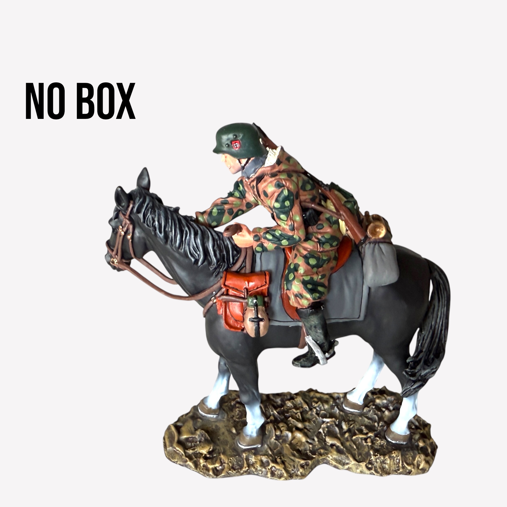 Artikelbild 1 des Artikels “WWII: SS Soldier with horse in winter colour scheme “