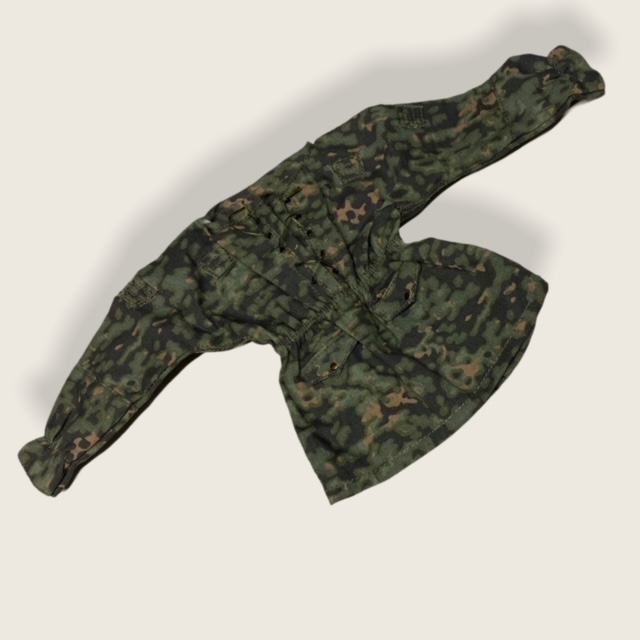  Product image 1 of the product “Tarnschlupfjacke, Erstes Model, Smock first Model, Sumpftarn Muster 1, ”