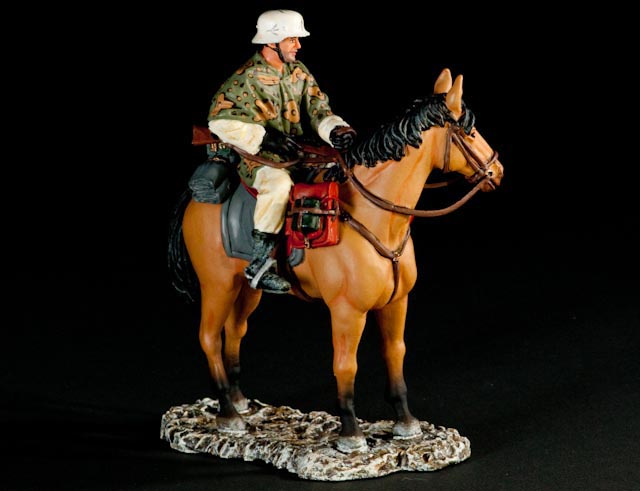  Artikelbild 1 des Artikels “WWII: SS Trooper on horse with rifle in winter combat gear “