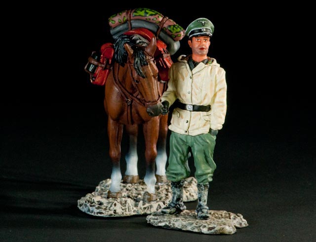 Product image 1 of the product “WWII: SS Officer dismounted with horse in winter colour scheme ”