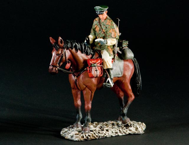  Artikelbild 1 des Artikels “WWII: SS Officer reading orders, wearing winter colour scheme “