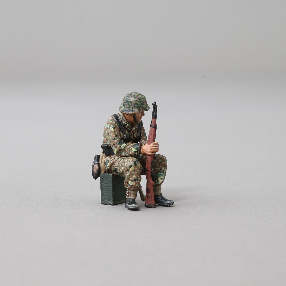  Artikelbild 1 des Artikels “Elite Soldat in erbsentarn auf Kiste Sitzend 1/30 “