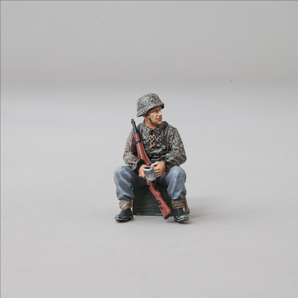  Artikelbild 1 des Artikels “Elite Soldat in Tarnsmock auf Kiste Sitzend 1/30 “