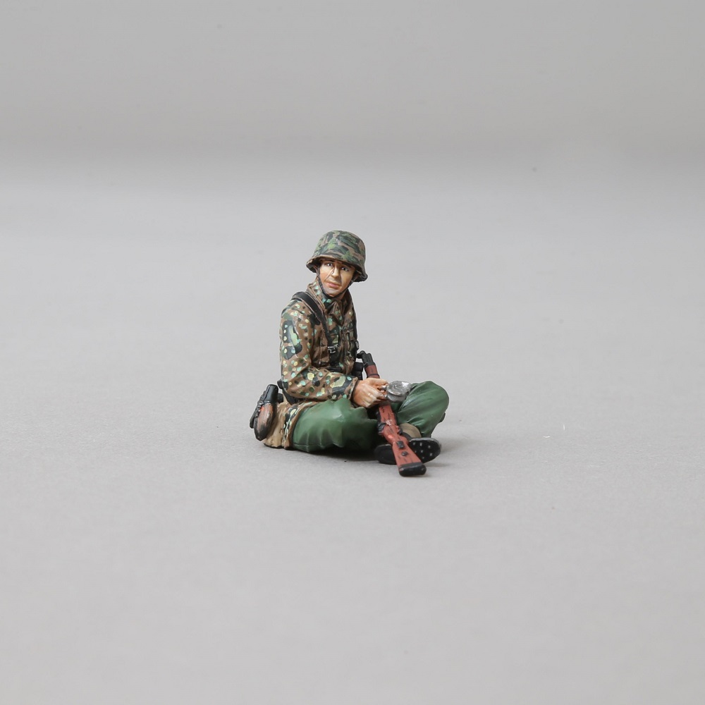  Artikelbild 1 des Artikels “Elite Soldat in Tarnsmock Relaxed Sitzend mit Essgeschirr 1/30 “