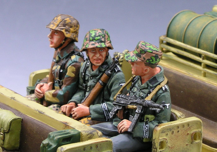  Product image 1 of the product “Sitting Sergeant & 2 Riflemen ”