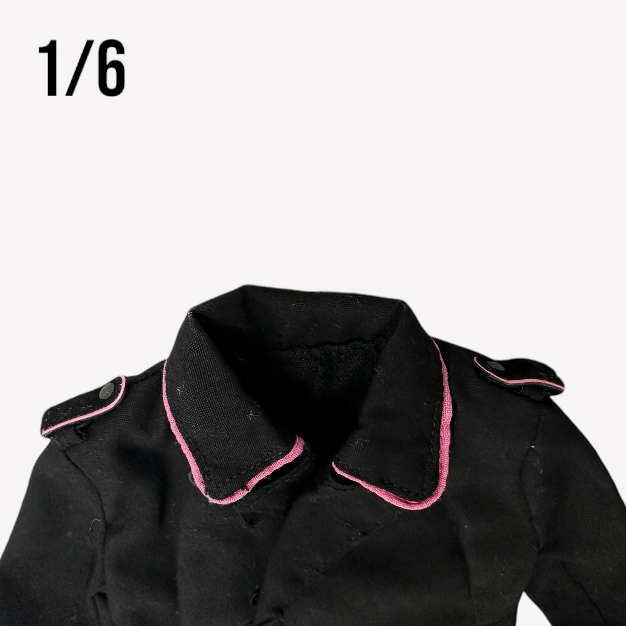  Artikelbild 2 des Artikels “Panzerjacke rosa Paspel mit Schulterklappen  1:6 “
