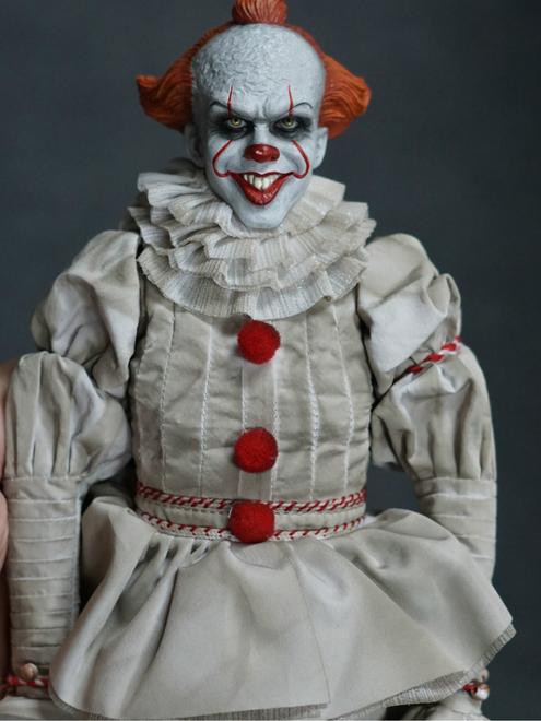  Artikelbild 2 des Artikels “Clown IT Pennywise 1:6 “