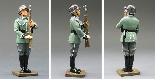 Artikelbild 2 des Artikels “CF004 Wehrmacht Soldier on Parade by King & Country NO BOX (RETIRED) “
