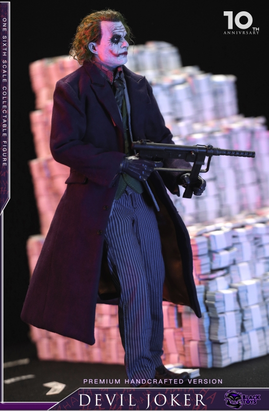  Product image 2 of the product “The Dark Knight - 1/6th scale The JOKER (Bank Robber version) collectible figure ”
