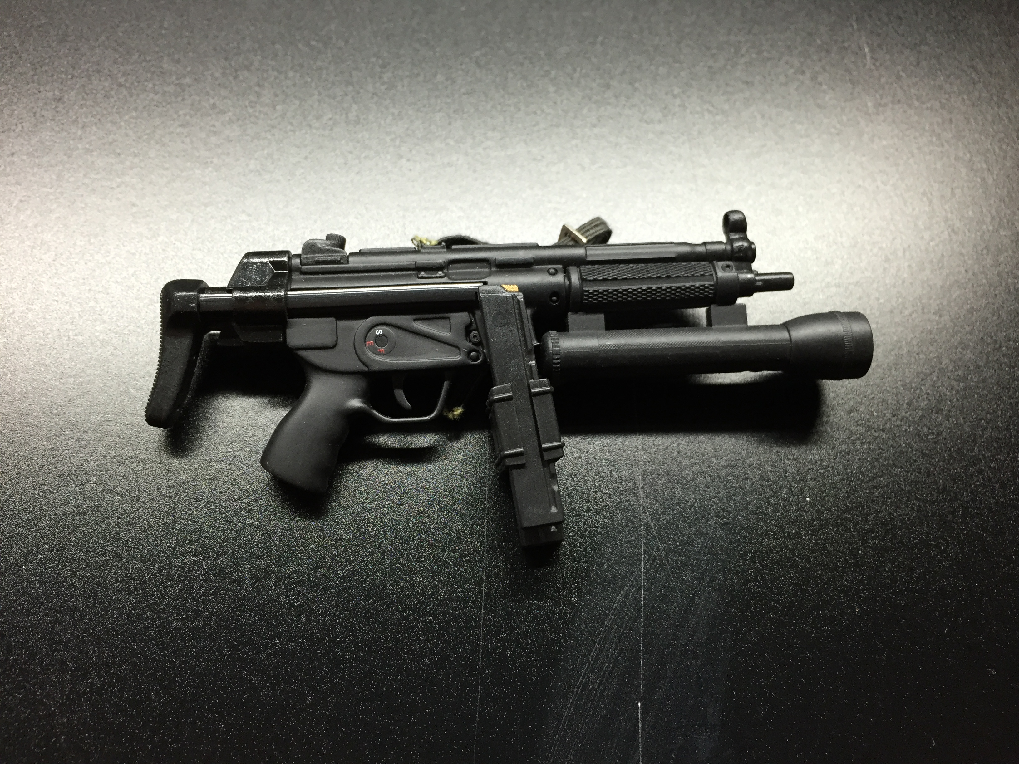  Artikelbild 2 des Artikels “H&K MP-4 mit angebauter MAG-Lite “