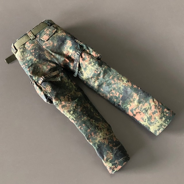  Artikelbild 2 des Artikels “KSK HOSE LEO KÖHLER STYLE (FLECKTARN) 1:6 “