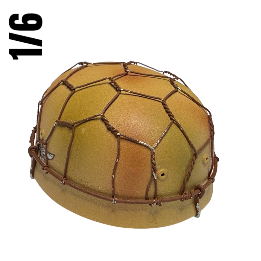  Artikelbild 2 des Artikels “Fallschirmjäger Helm mit Abzeichen in Metal 1:6 “