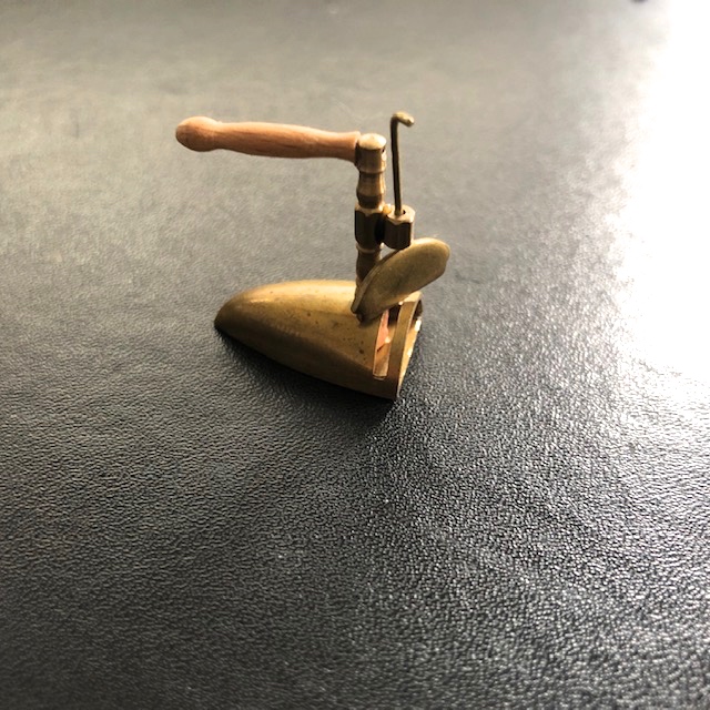  Artikelbild 2 des Artikels “Kohle Bügeleisen  Metal handgefertigt 1:6 “