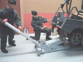  Artikelbild 2 des Artikels “Wagenheber aus Metal funktionsfähig in1:6 ! “