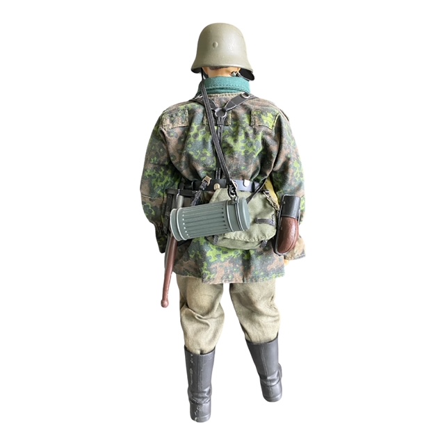  Product image 2 of the product “WH Soldat in Tarnsmock ”