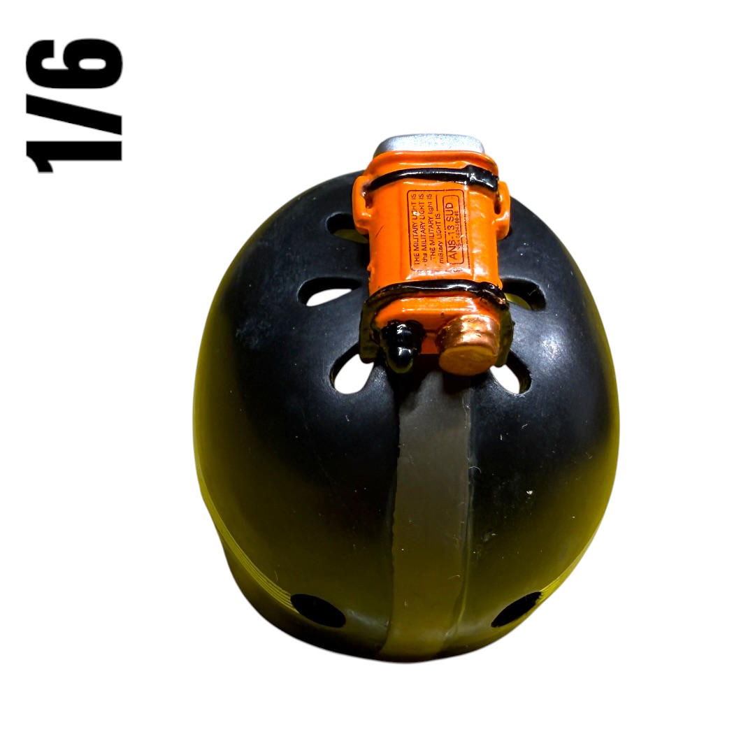  Artikelbild 2 des Artikels “FAST-/Pro-Tec-Style Tactical Helmet mit einer Helmlampe. “