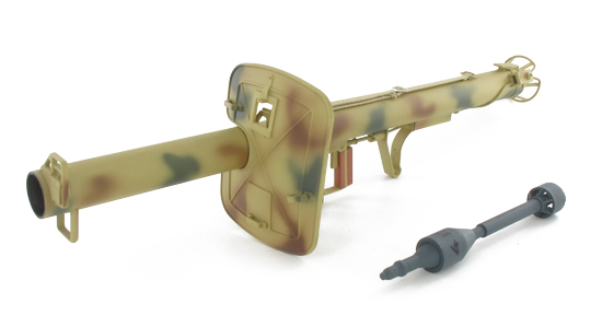 Product image 2 of the product “RPZB 54 Panzerschreck mit Granate Plastik 1:6 (Camo) ”