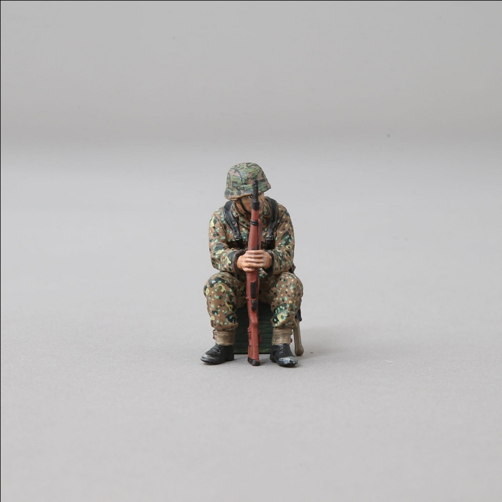  Artikelbild 2 des Artikels “Elite Soldat in erbsentarn auf Kiste Sitzend 1/30 “