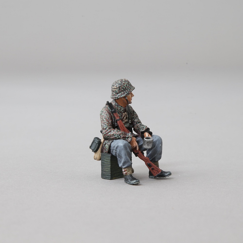  Artikelbild 2 des Artikels “Elite Soldat in Tarnsmock auf Kiste Sitzend 1/30 “