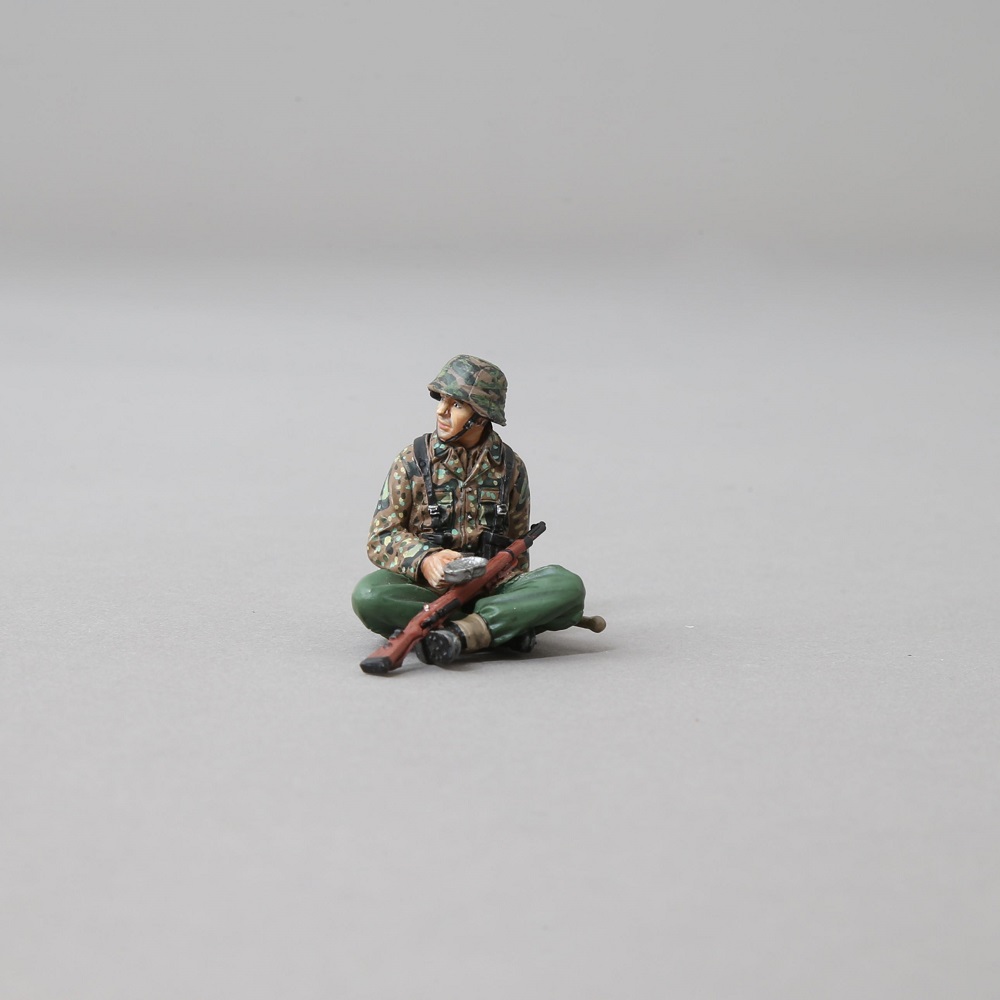  Artikelbild 2 des Artikels “Elite Soldat in Tarnsmock Relaxed Sitzend mit Essgeschirr 1/30 “