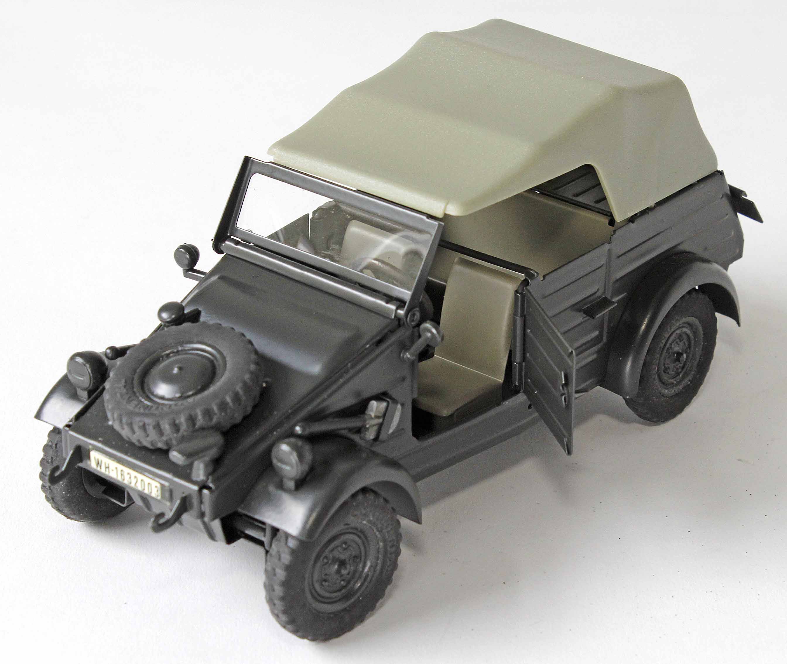  Artikelbild 2 des Artikels “VW Typ 82 Deutsche Wehrmacht Kübelwagen mit Verdeck Rotes Kreuz 1:24 “