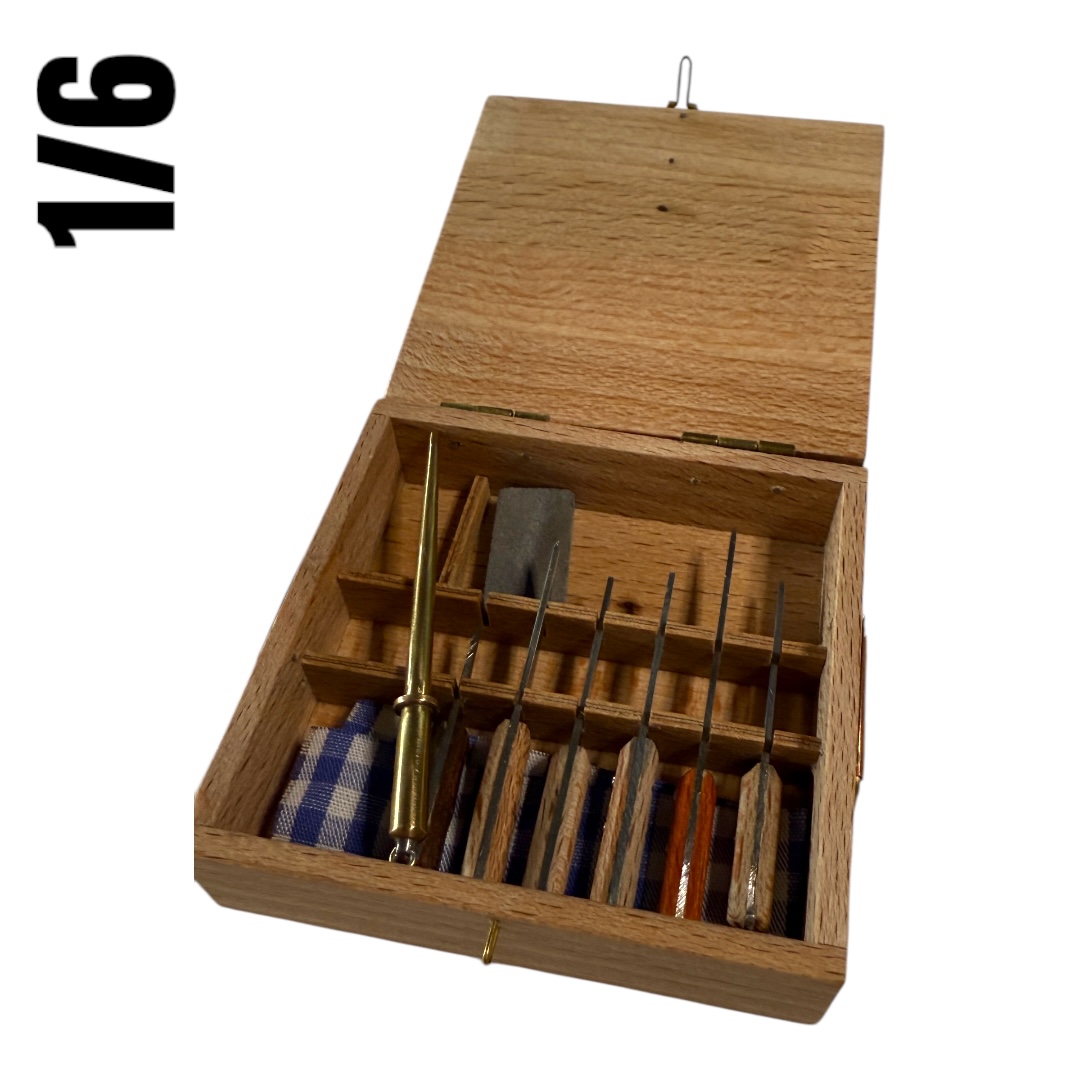  Artikelbild 2 des Artikels “Messerkasten de Luxe  aus Holz mit Messer  1:6 “