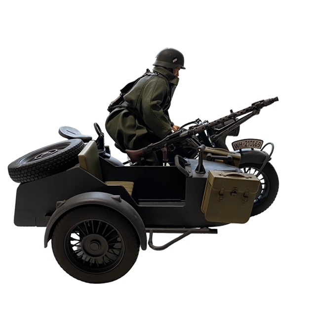  Artikelbild 3 des Artikels “BMW mit Seitenwagen und Figur ( Kunststoff) 1/6 “