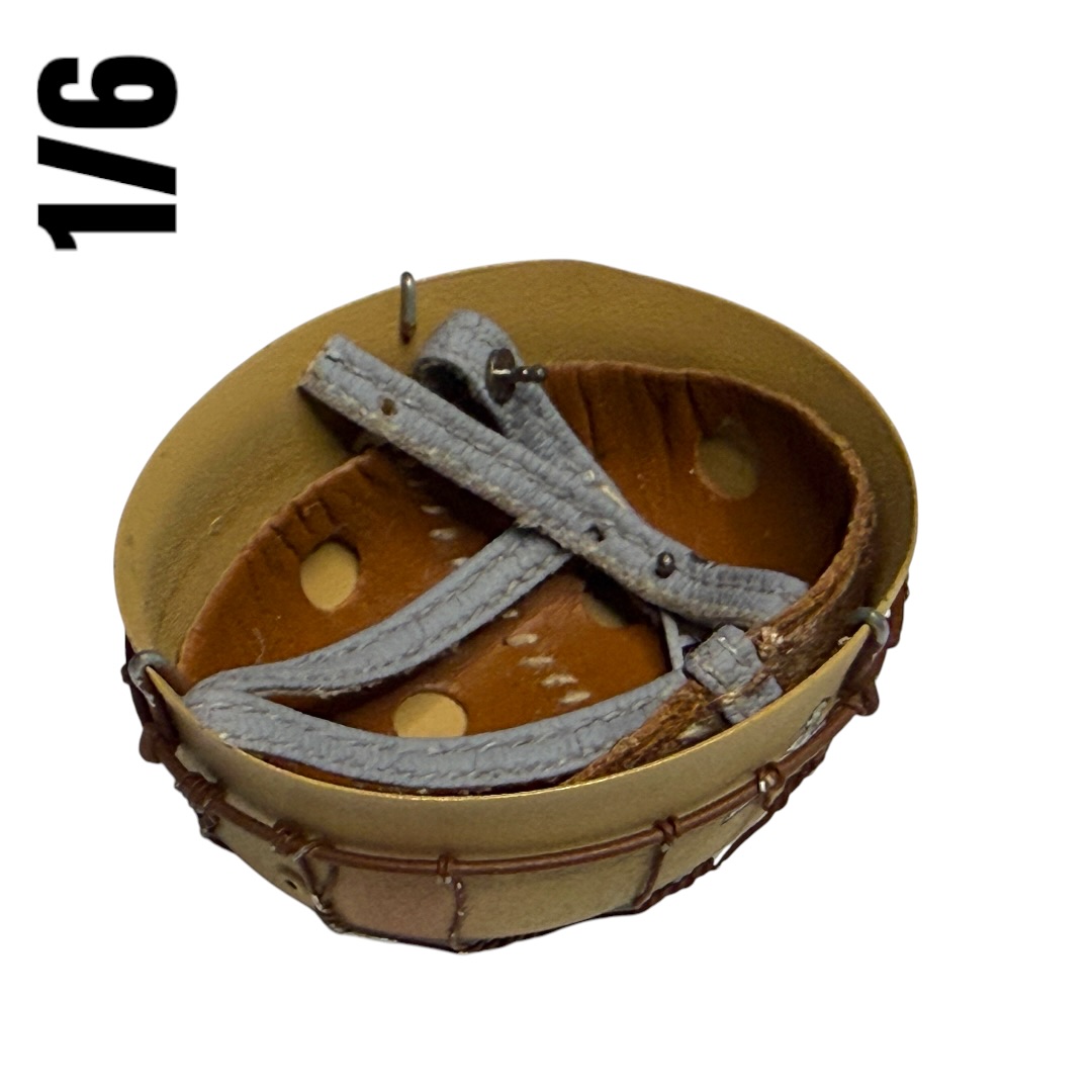  Artikelbild 3 des Artikels “Fallschirmjäger Helm mit Abzeichen in Metal 1:6 “