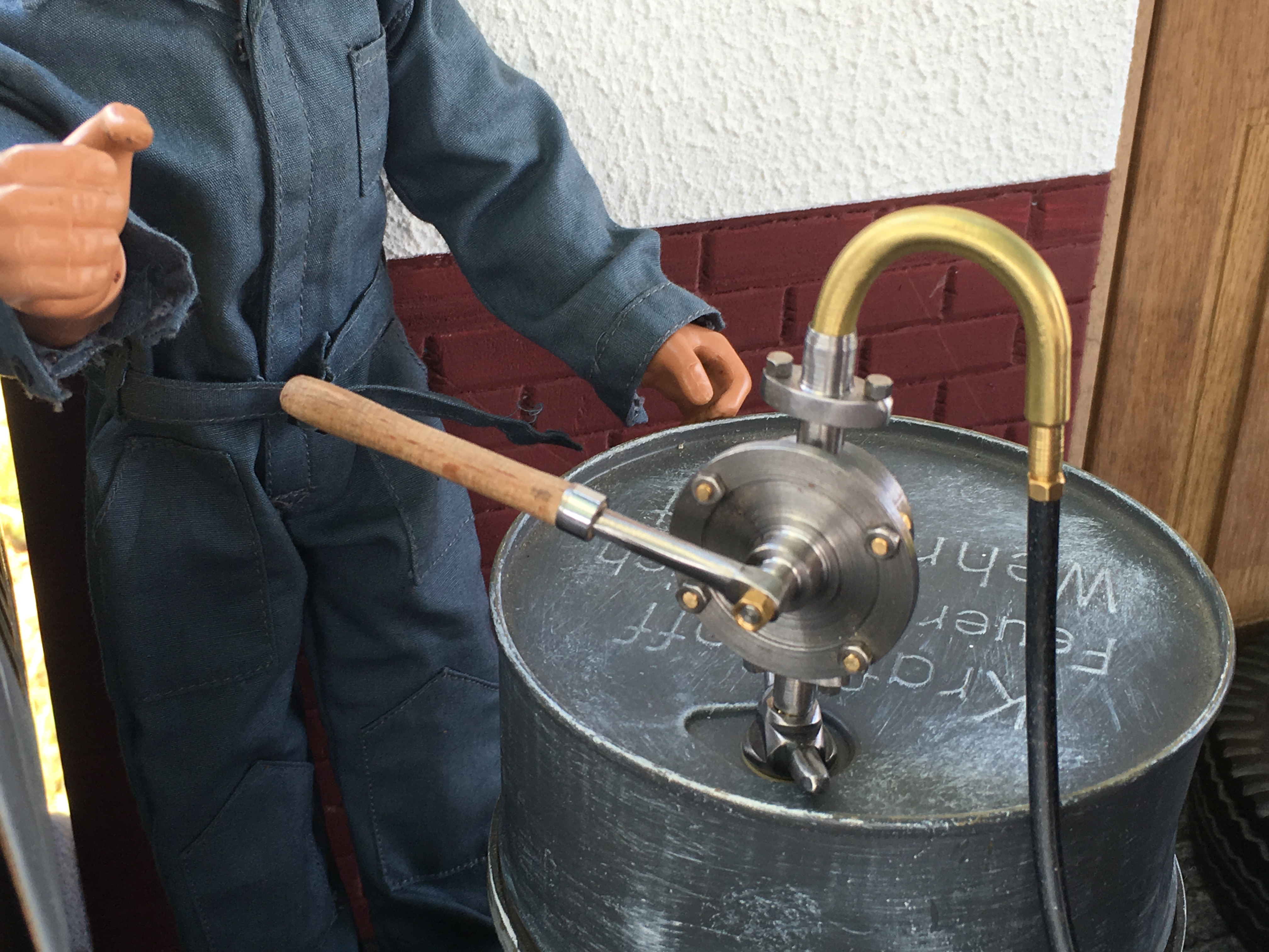  Product image 3 of the product “Gasolin Pumpstation in Metal ”