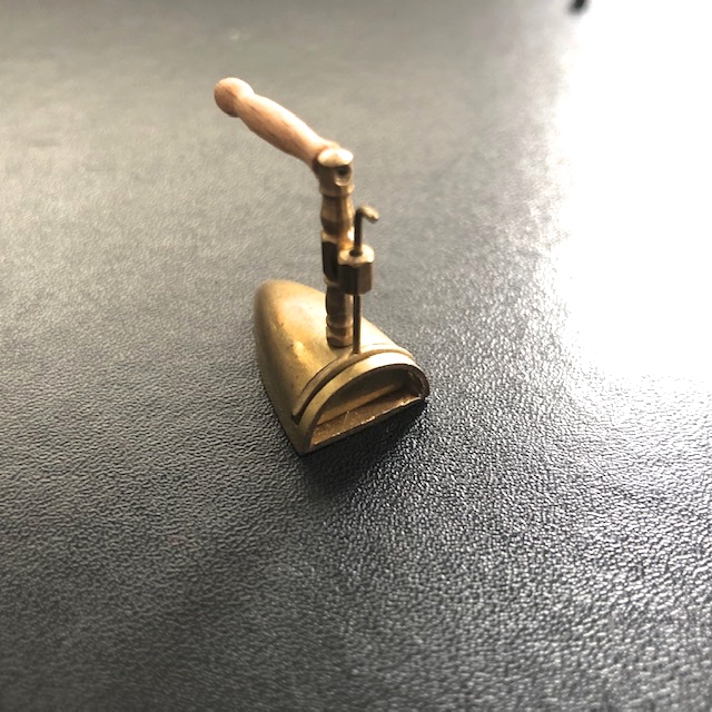  Artikelbild 3 des Artikels “Kohle Bügeleisen  Metal handgefertigt 1:6 “