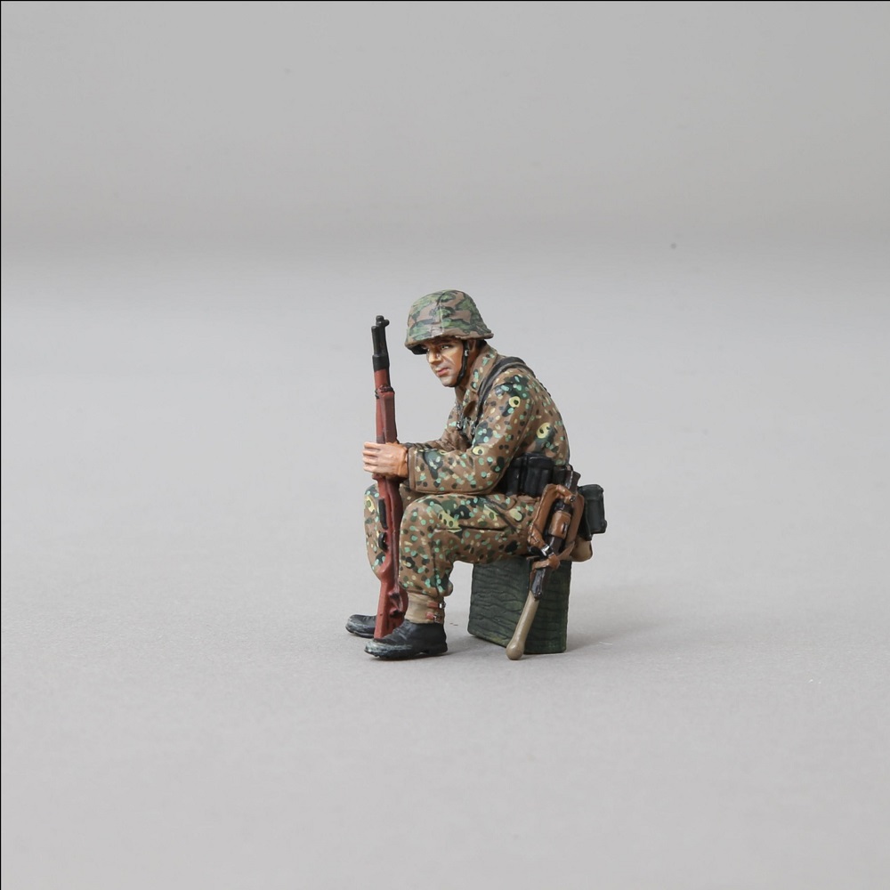  Artikelbild 3 des Artikels “Elite Soldat in erbsentarn auf Kiste Sitzend 1/30 “