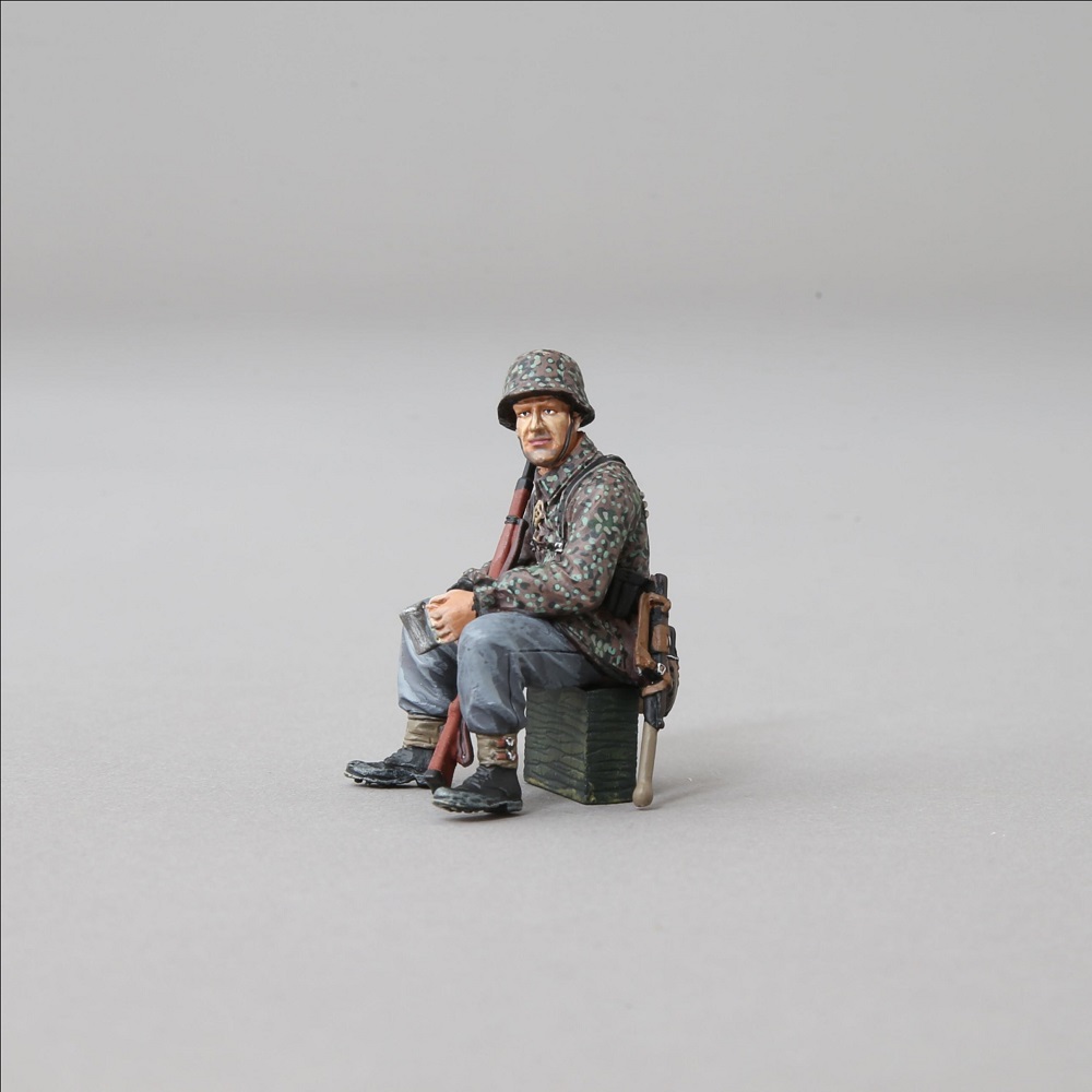  Artikelbild 3 des Artikels “Elite Soldat in Tarnsmock auf Kiste Sitzend 1/30 “
