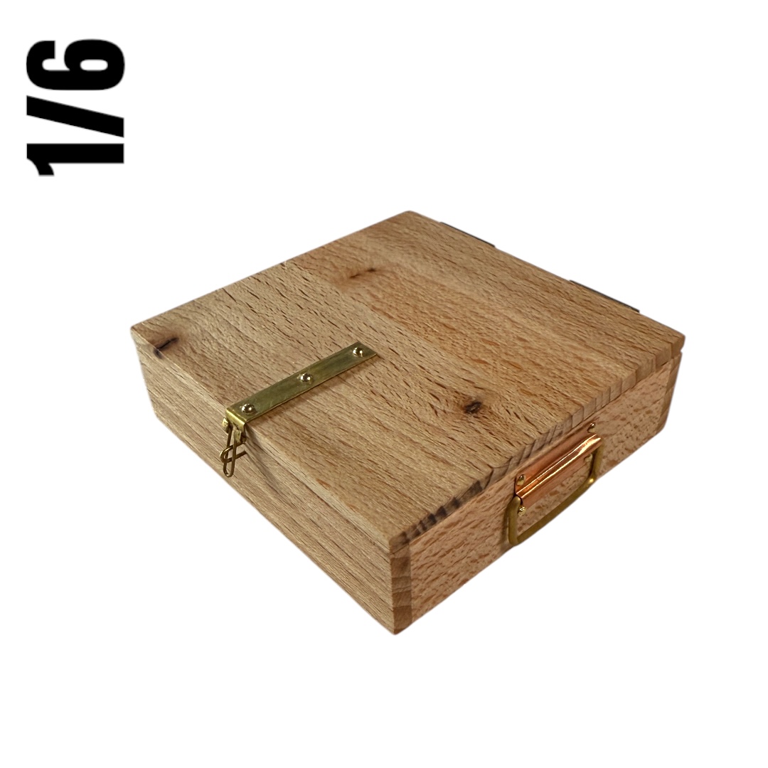  Artikelbild 3 des Artikels “Messerkasten de Luxe  aus Holz mit Messer  1:6 “