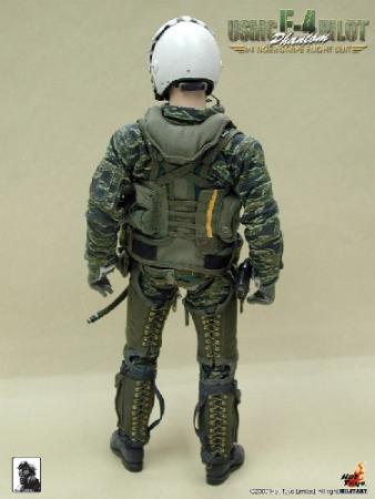  Artikelbild 4 des Artikels “Phantom Pilot ,Limited edition of 1000 in Tigerstripe suit, Hot Toys “