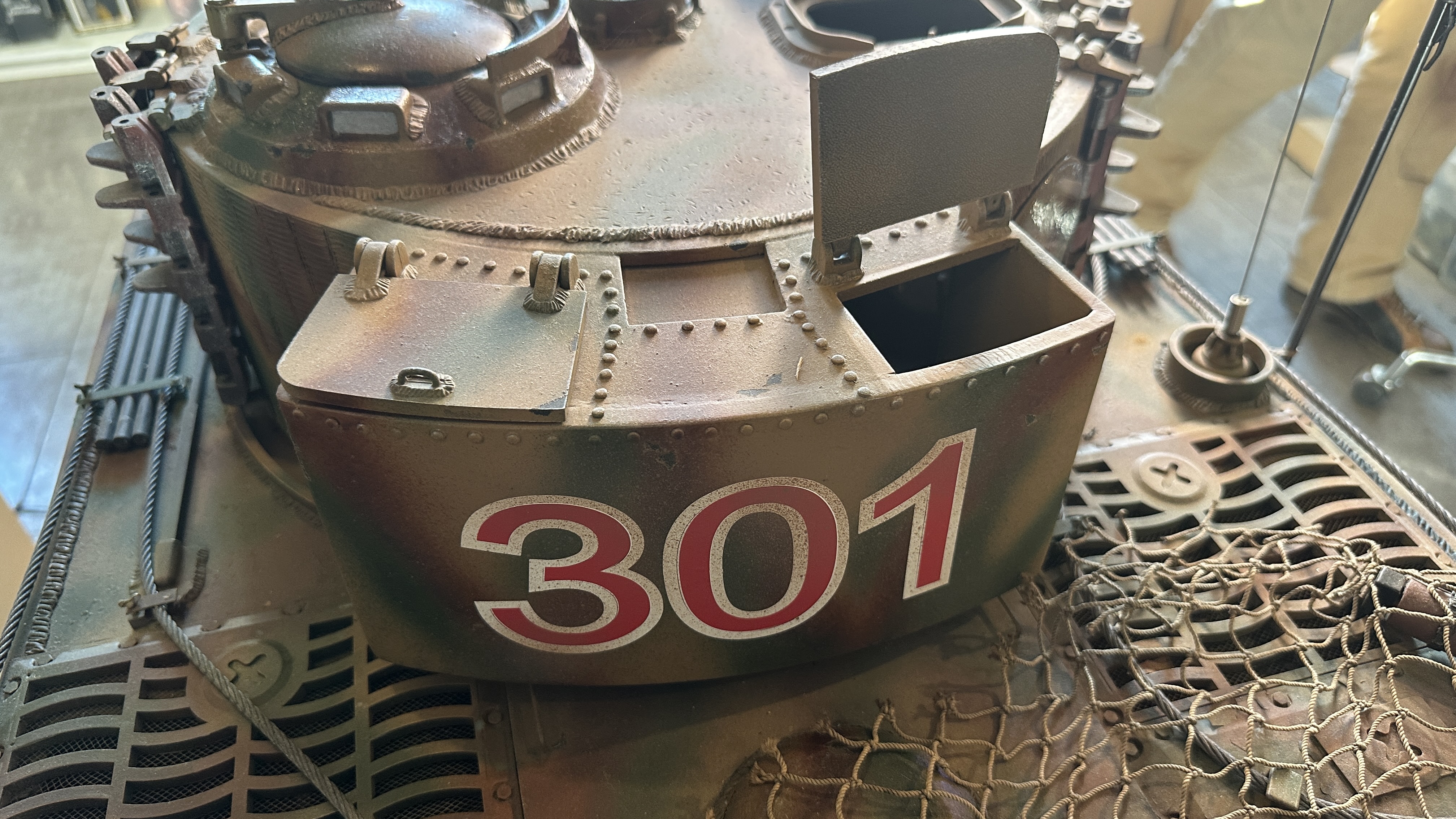  Product image 6 of the product “Tiger I Panzer aus ABS mit Mike Stannard Zubehör 1/6 ”