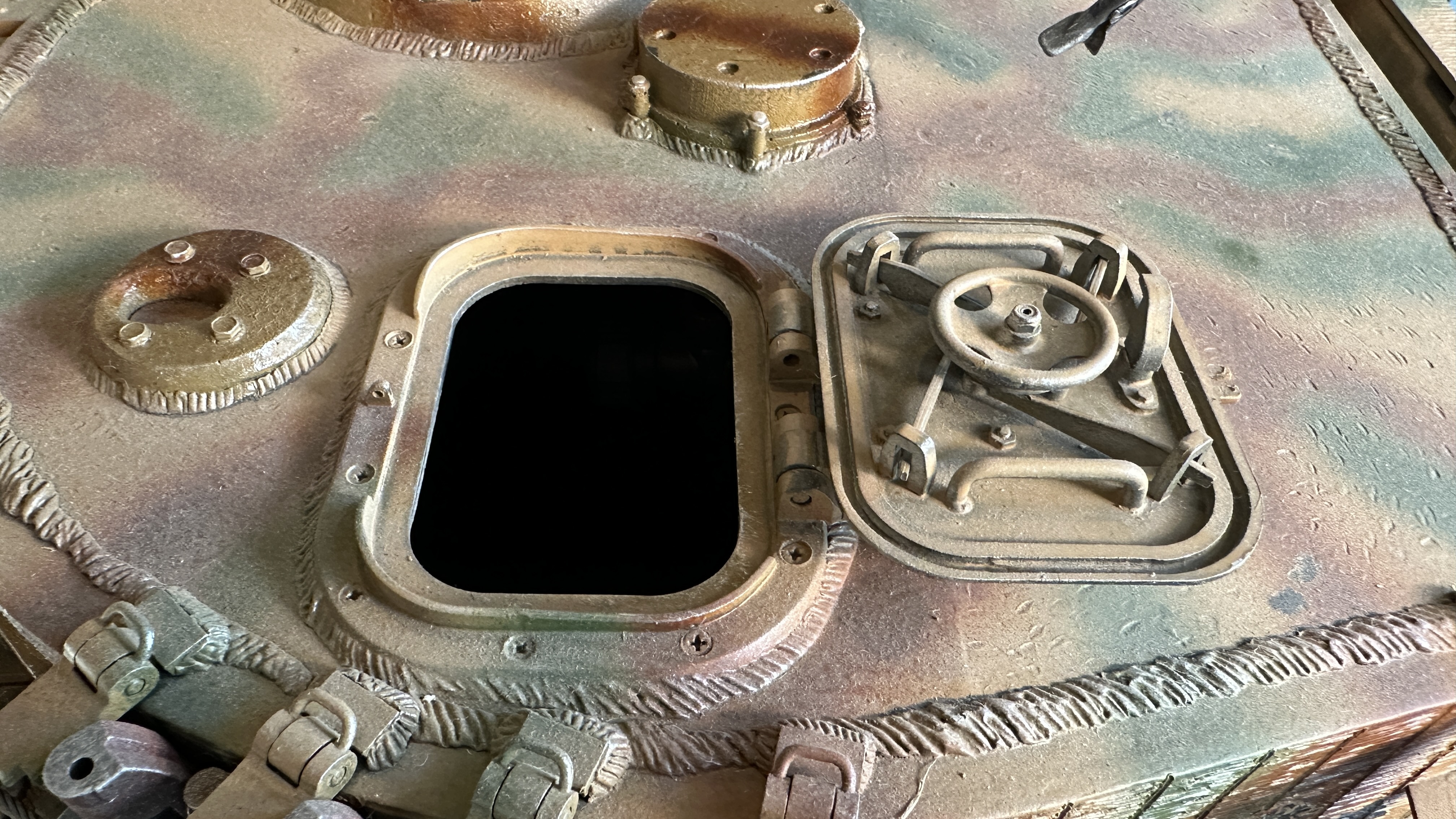  Product image 7 of the product “Tiger I Panzer aus ABS mit Mike Stannard Zubehör 1/6 ”
